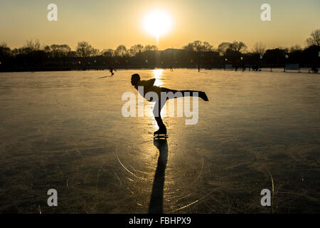 Beijing, Chine. 5e Jan, 2016. Un amateur de patinage effectue sur une patinoire à Shichahai, un espace scénique à Beijing, capitale de Chine, le 5 janvier 2016. © Dongxun Yin/Xinhua/Alamy Live News Banque D'Images