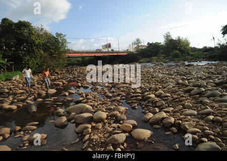 Cauca. 17 Jan, 2016. Image non datée montre deux hommes de sauter sur les rochers dans la rivière Cauca où la preuve sa perte de débit, sur son chemin par la ville de Popayan, capitale du département du Cauca, en Colombie. Bien que les pluies ont été enregistrées cette semaine et en partie soulager la sécheresse dans certaines rivières du pays, les bassins des rivières Cauca et Magdalena demeurent les plus touchés par la saison d'El Nioo, selon les informations de l'Institut de météorologie, l'hydrologie et des études environnementales (IDEAM, pour son sigle en espagnol) de la Colombie. © Oswaldo Paez/COLPRENSA/Xinhua/Alamy Live News Banque D'Images