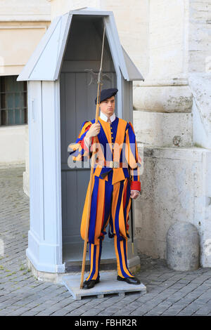 Garde suisse pontificale à l'extérieur de la Basilique Saint-Pierre, Vatican, Rome, Italie. Banque D'Images