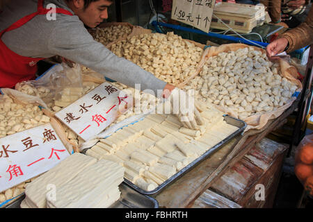 Kunming, Chine - 9 janvier 2016 : la vente de différentes variétés de tofu dans un marché à Kunming, Chine Banque D'Images