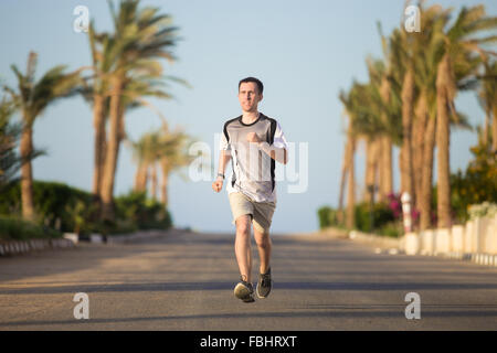Mode de vie sain : portrait de l'homme travaillant sur les jeunes sportifs à l'extérieur l'été ensoleillée dans tropiques, jogging Banque D'Images