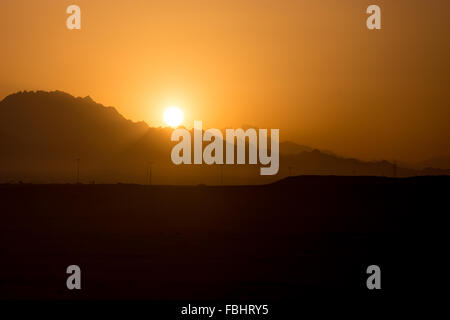 Lever de soleil ou le réglage dans les montagnes, beau paysage montagneux du soleil dans les tons orange et or Banque D'Images