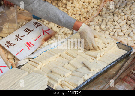 Kunming, Chine - 9 janvier 2016 : la vente de différentes variétés de tofu dans un marché à Kunming, Chine Banque D'Images