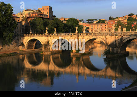 Sant'Angelo Pont sur le Tibre en début de matinée, Rome, Italie. Banque D'Images