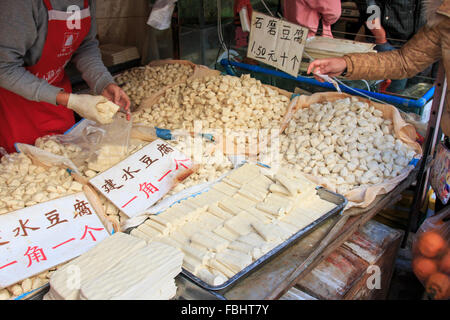 Kunming, Chine - 9 janvier 2016 : la vente de différentes variétés de tofu dans un marché à Kunming, Chine Banque D'Images