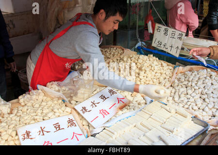 Kunming, Chine - 9 janvier 2016 : la vente de différentes variétés de tofu dans un marché à Kunming, Chine Banque D'Images