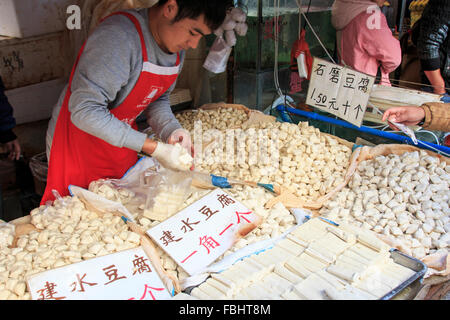 Kunming, Chine - 9 janvier 2016 : la vente de différentes variétés de tofu dans un marché à Kunming, Chine Banque D'Images