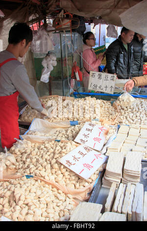 Kunming, Chine - 9 janvier 2016 : la vente de différentes variétés de tofu dans un marché à Kunming, Chine Banque D'Images