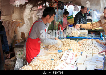 Kunming, Chine - 9 janvier 2016 : la vente de différentes variétés de tofu dans un marché à Kunming, Chine Banque D'Images