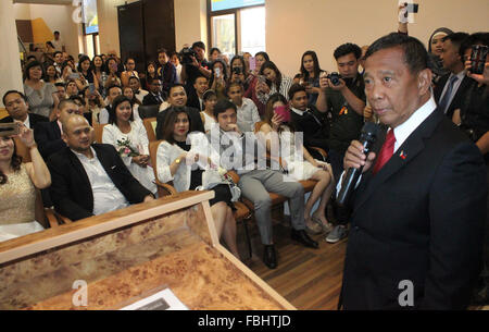 Dubaï, Émirats arabes unis. 14 Jan, 2016. Vice-président philippin Jejomar Binay (droite) donne l'inspiration et de motivation conseils aux jeunes mariés 25 couples philippins à Dubaï. © Robert Oswald Alfiler/Pacific Press/Alamy Live News Banque D'Images