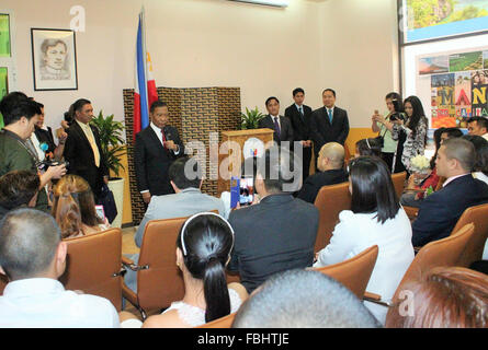 Dubaï, Émirats arabes unis. 14 Jan, 2016. Vice-président philippin Jejomar Binay (centre) donne l'inspiration et de motivation conseils aux jeunes mariés 25 couples philippins à Dubaï. © Robert Oswald Alfiler/Pacific Press/Alamy Live News Banque D'Images