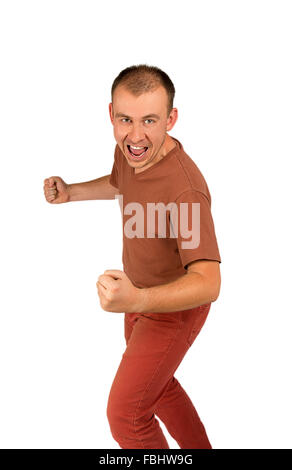 Jeune homme à coups de poing et criant menace isolé sur fond blanc Banque D'Images