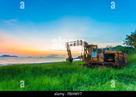 Dump Truck au coucher du soleil le long de la plage Banque D'Images