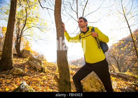 Jeune homme de la randonnée dans la forêt Banque D'Images