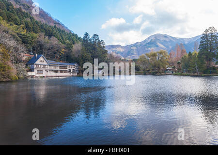 Dans Kinrinko Ville Lac Yufuin Oita, Japon. Banque D'Images