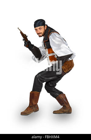 Homme habillé en pirate avec une arme à feu et à la poitrine isolé sur fond blanc Banque D'Images