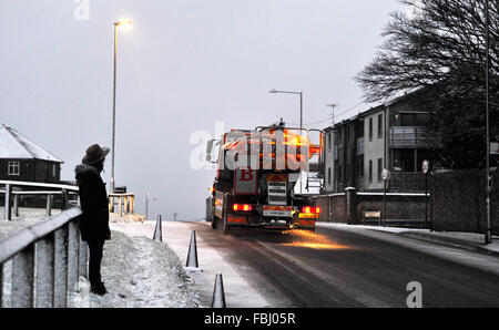 Brighton Sussex UK 17 Janvier 2016 - Un camion grincer dans les rues de Brighton tôt ce matin comme une bande de la météo froide se répand à travers le sud de la Grande-Bretagne aujourd'hui . Crédit : Simon Dack/Alamy Live News Banque D'Images