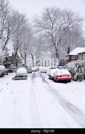 Bolton, Greater Manchester, UK. 16 janvier, 2016. Kuntshaw,Crescent Bolton. beaucoup de neige automne couvre les voitures et la route et offre une scène hiver. Neil porteur/Alamy Live News. Banque D'Images