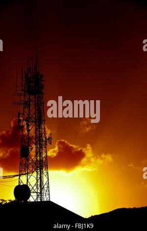 Je veux présenter la séance photo d'antenne noir brillant contrat de communication . Et Accessoires au coucher du soleil Banque D'Images