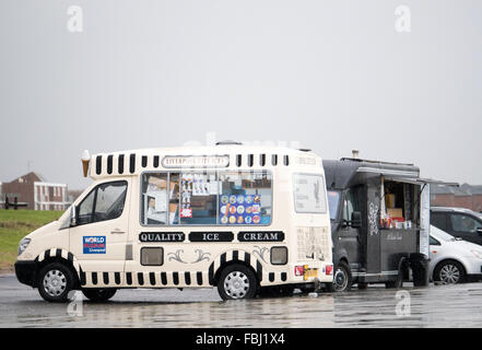 La crème glacée et déserte Van fast food en photo au cours d'une banque des pluies vacances sur Crosby, Promenade. Le Merseyside. Banque D'Images