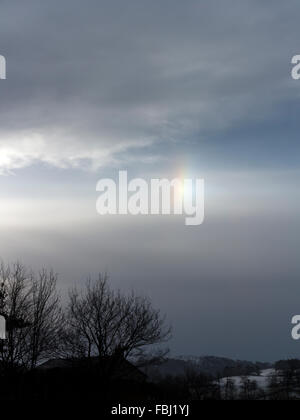 Fragment d'un halo autour du soleil de la pluie sur un jour de neige hivernales en Cumbria England Banque D'Images