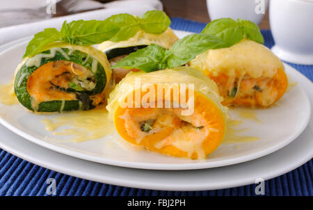 Rouleaux de courgettes farcies aux épinards et fromage Banque D'Images