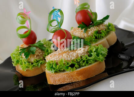 Mini-sandwiches (canapés) avec du poulet au sésame Banque D'Images