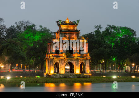 Thap Rua (Tortue) Tour illuminé en lac Hoam Kien, Hanoi, Vietnam Banque D'Images