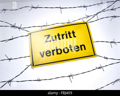 Les fils barbelés, fond neutre, pas d'entrée Banque D'Images