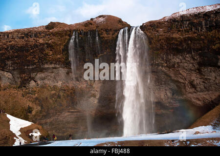 Les touristes visiter la cascade de Seljalandsfoss en Islande Banque D'Images