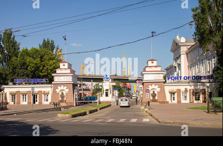 Le port d'Odessa. L'entrée principale. L'été. L'Ukraine. Banque D'Images