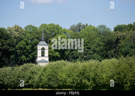 Beau clocher en petite église orthodoxe en Russie rustique Banque D'Images