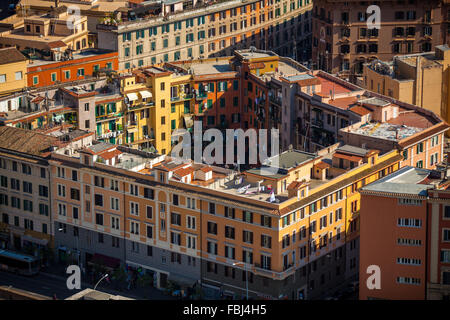 Tourisme et visites touristiques, rues de la région de Rome, Italie. Bâtiments colorés, vue du dessus sur bloc résidentiel Banque D'Images