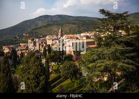 Tourisme et visites, pittoresque Vue de dessus sur la ville de Tivoli, Latium, Italie. Jardin botanique, Villa d'Este Banque D'Images