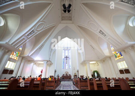 Intérieur de Katedral Hati Tersuci Maria (Cathédrale du coeur le plus sacré de Marie), une cathédrale romano-catholique à Manado, Indonésie. Banque D'Images