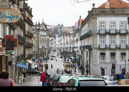 Le tramway dans la rue de la ville de Porto, Portugal, Europe Banque D'Images