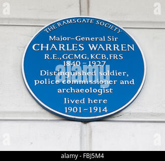 Blue plaque au major-général Sir Charles Warren à Wellington Crescent, Ramsgate, Kent, Angleterre, Royaume-Uni. Banque D'Images