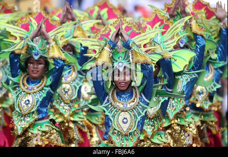 Cebu, Philippines. 17 Jan, 2016. Danseurs portant des costumes colorés participent à la danse de rue au cours de l'Assemblée Sinulog Festival à Cebu City, aux Philippines, le 17 janvier 2016. Le Sinulog Festival est un festival culturel et religieux qui dispose d'un grand défilé de rue avec des danseurs en costumes colorés en l'honneur de l'image miraculeuse de la Santo Nino. © Stringer/Xinhua/Alamy Live News Banque D'Images