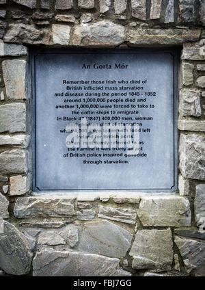 Une plaque à la mémoire de Gorta Mor trouvés sur un jardin commémoratif républicain irlandais à Bundoran, Comté de Donegal, Irlande. Banque D'Images