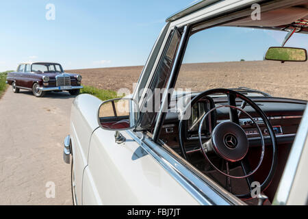 Mercedes 220 Sb, type W 111, année de fabrication 1963, 105 HP, et Mercedes W 110 200, type, année de construction 1966, 95 HP, Banque D'Images