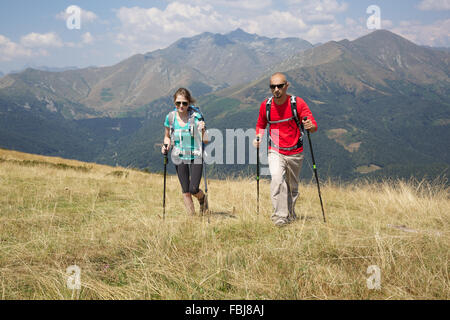 Couple Hiking in Mountains Banque D'Images