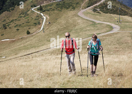 Couple Hiking in Mountains Banque D'Images