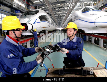 (160117) -- SHANGHAI, le 17 janvier 2016 (Xinhua) -- contrôle mécanique des trains à grande vitesse CRH dans un centre de maintenance à Shanghai, la Chine orientale, le 17 janvier 2016. Plus de 2,9 milliards de voyages seront effectués autour de la Chine pendant la fête du printemps 2016 les autorités de police de la circulation, a estimé le 14 janvier. Fête du printemps est la plus importante maison de vacances autour de réunions de famille. Des centaines de millions de personnes à la maison pendant les vacances pour passer du temps avec leur famille. Cette année, le festival tombe le 8 février. (Xinhua/Chen Fei)(wyo) Banque D'Images