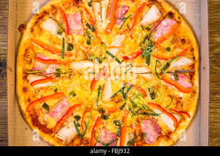 Pizza au bacon et de chili dans une boîte Vue de dessus Banque D'Images