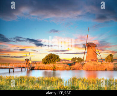 Les moulins à vent et de l'eau canal à Kinderdijk, Pays-Bas Banque D'Images