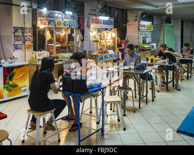 Bangkok, Bangkok, Thaïlande. 17 Jan, 2016. Les gens mangent à l'foodcarts sur Sukhumvit Soi 38, l'un des plus célèbres domaines de l'alimentation de rue à Bangkok. Les chariots et les petits restaurants le long de la rue ont été populaires auprès des touristes et les thaïlandais pour plus de 40 ans. La famille qui est propriétaire du terrain le long de la di a récemment décidé de vendre à un promoteur de condominiums et de ne pas renouveler les baux des propriétaires de restaurant. Plus de 40 restaurants et de chariots devront fermer. La plupart des restaurants sur la rue fermée durant l'été 2015. Les autres restaurants sont censés fermer par la Banque D'Images