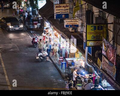 Bangkok, Bangkok, Thaïlande. 17 Jan, 2016. Les gens sur Sukhumvit Soi 38, l'un des plus célèbres domaines de l'alimentation de rue à Bangkok. Les chariots et les petits restaurants le long de la rue ont été populaires auprès des touristes et les thaïlandais pour plus de 40 ans. La famille qui est propriétaire du terrain le long de la di a récemment décidé de vendre à un promoteur de condominiums et de ne pas renouveler les baux des propriétaires de restaurant. Plus de 40 restaurants et de chariots devront fermer. La plupart des restaurants sur la rue fermée durant l'été 2015. Les autres restaurants sont censés conclure d'ici la fin de cette semaine. (C Banque D'Images