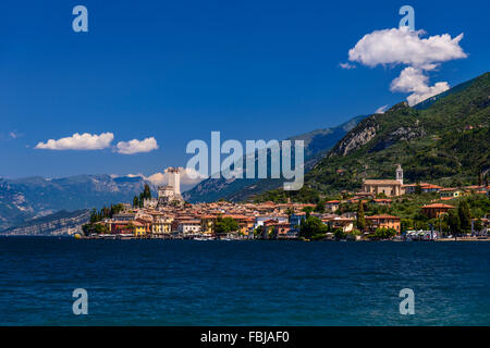 Italie, Vénétie, le lac de Garde, Malcesine, paysage urbain avec Château Scaliger, vue de la promenade du lac Banque D'Images