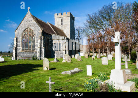 Wickhambreaux Angleterre, 13ème siècle l'église du village de Saint André. Bâtiment de l'église en pierre entourée de pierres tombales sous ciel bleu. Le printemps. Banque D'Images