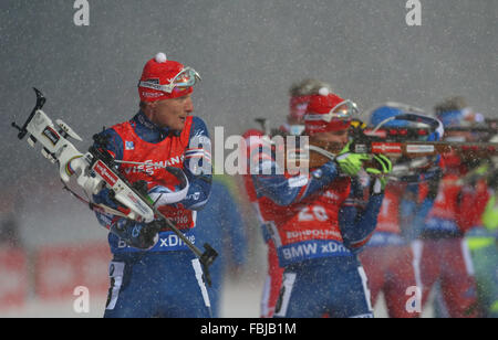 Inzell, Allemagne. 16 janvier, 2016. Ondrej Moravec de République tchèque en action à la plage de prise de vue au cours de la Men's 15 km course de la Coupe du Monde de biathlon à Ruhpolding, Allemagne, 16 janvier 2016. Photo : Karl-Josef Opim/dpa/Alamy Live News Banque D'Images